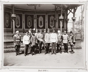 Miklós cár (1868-1918) a palota kerti pavilonjában áll férfi támogatóival, 1896 körül
